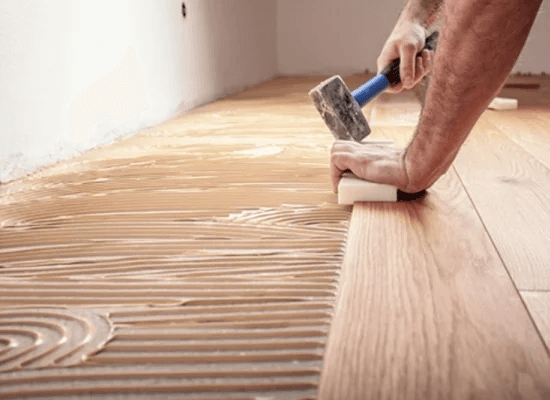Pose de parquet chêne massif en cours